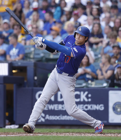 ブルワーズ戦の6回、左飛に倒れるドジャース・大谷=ミルウォーキー(共同)