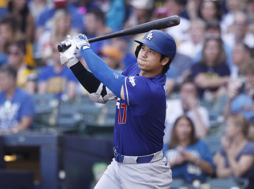 ブルワーズ戦の6回、左飛に倒れるドジャース・大谷=ミルウォーキー(共同)