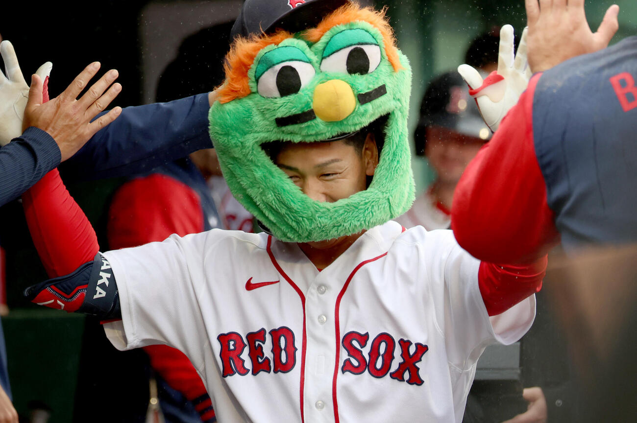 2回、今季1号を放ち祝福されるレッドソックス吉田（AP）