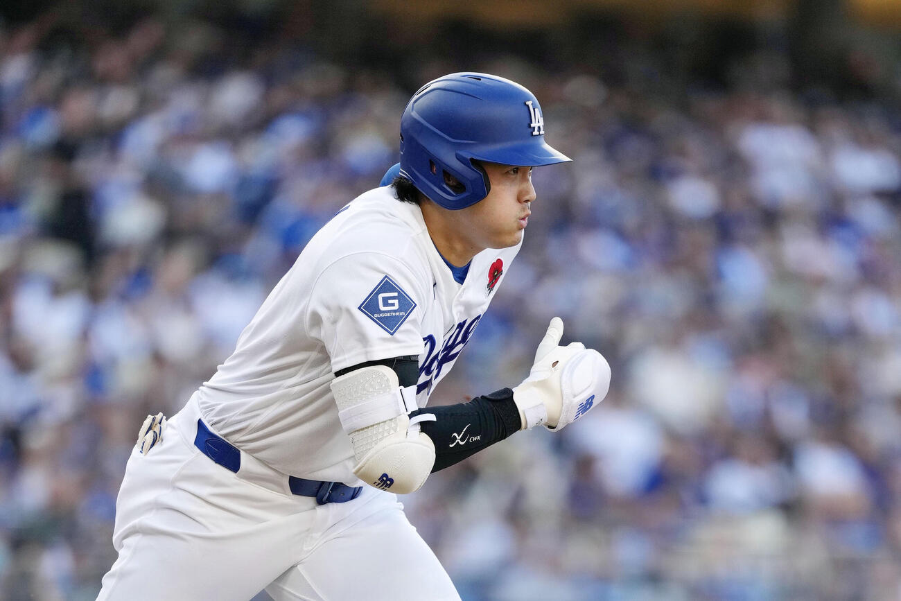 ロッキーズ戦の1回、二塁打を放って走るドジャース・大谷＝ロサンゼルス（共同）