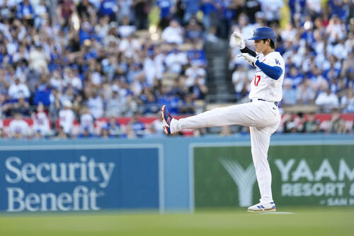 ロッキーズ戦の1回、二塁打を放ち、ポーズをとるドジャース・大谷=ロサンゼルス(共同)