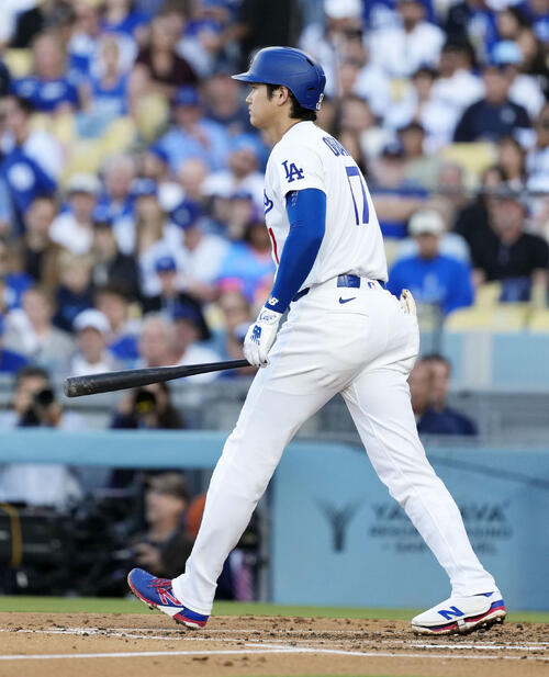 ロッキーズ戦の3回、四球を選んだドジャース・大谷=ロサンゼルス