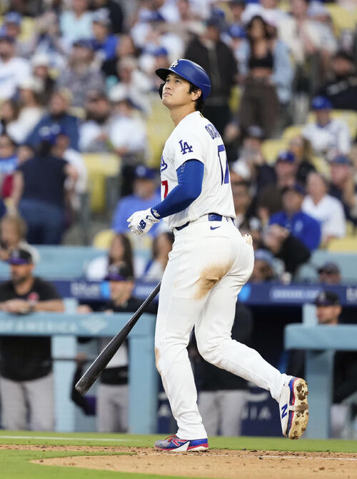 ロッキーズ戦の5回、左飛に倒れたドジャース・大谷=ロサンゼルス(共同)