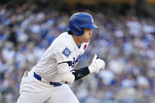 ロッキーズ戦の1回、二塁打を放って走るドジャース・大谷=ロサンゼルス(共同)