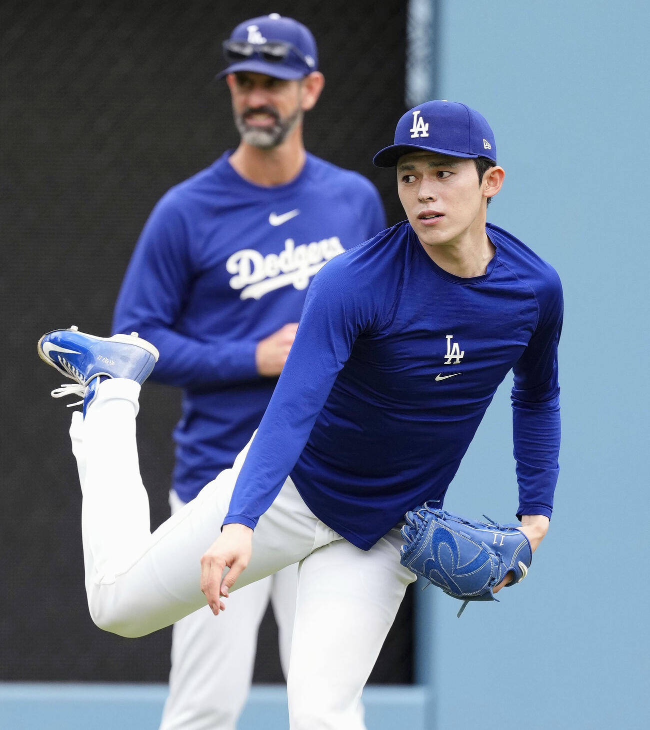 調整するドジャース・佐々木＝ロサンゼルス（共同）