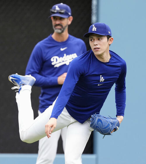 調整するドジャース・佐々木=ロサンゼルス(共同)