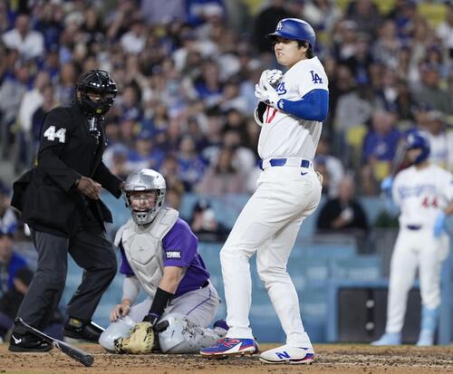 ロッキーズ戦の4回、死球を受けるドジャース・大谷=ロサンゼルス(共同)
