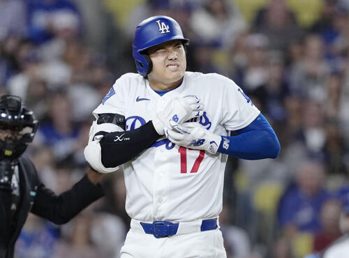 ロッキーズ戦の4回、死球を受け痛がるドジャース大谷(共同)