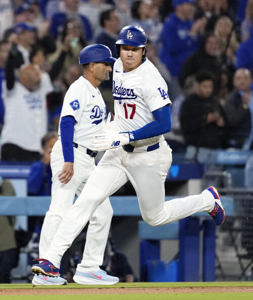 ロッキーズ戦の4回、後続の二塁打で本塁へ向かうドジャースの二走大谷=ロサンゼルス(共同)