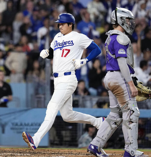 ロッキーズ戦の4回、後続の二塁打で生還するドジャースの二走大谷=ロサンゼルス(共同)