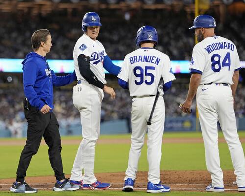 ロッキーズ戦の4回、死球を受け一塁へ向かうドジャース・大谷(左から2人目)=ロサンゼルス(共同)