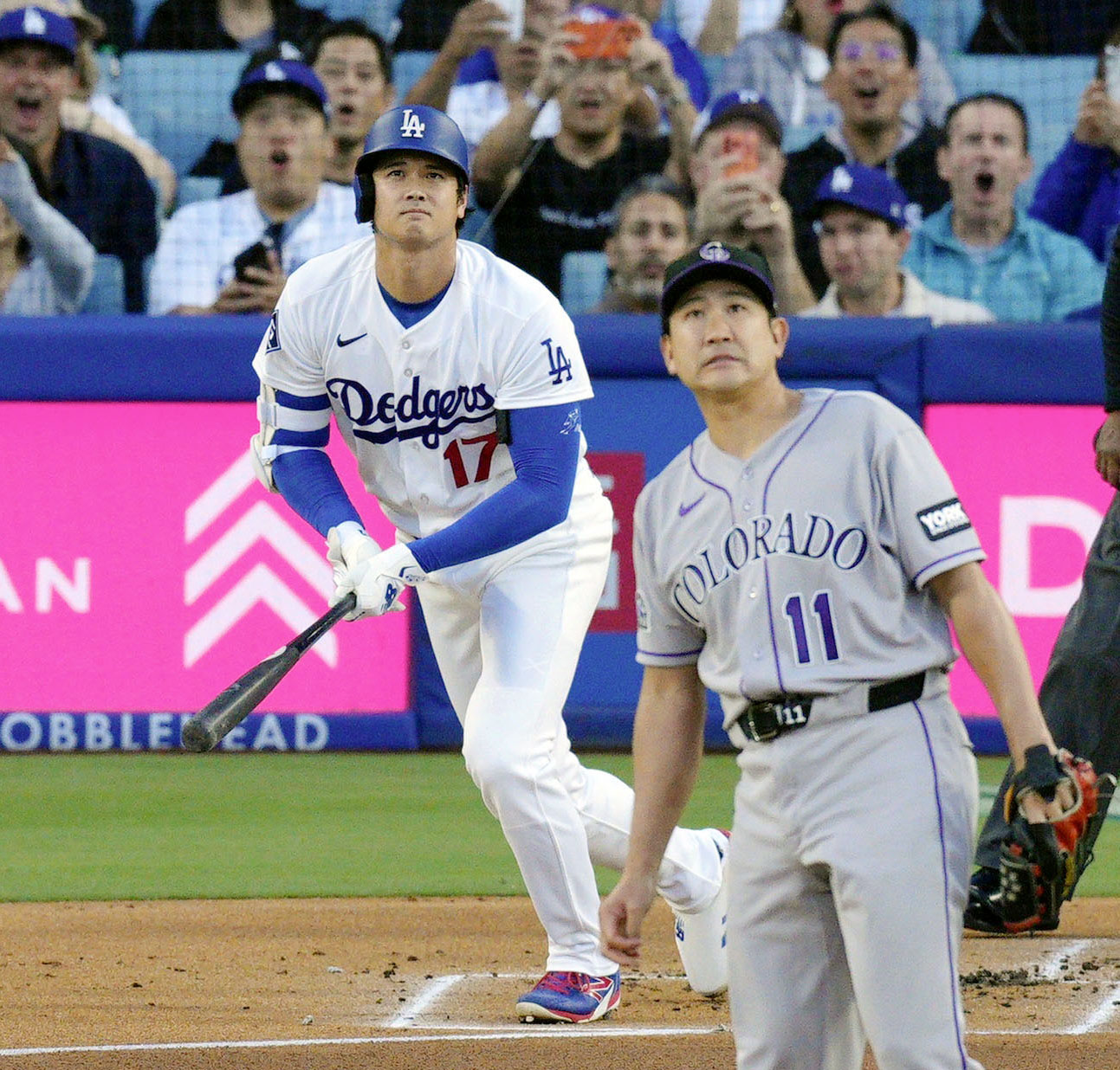 ロッキーズ戦の1回、菅野（手前）から、9号となる先頭打者本塁打を放つドジャース・大谷＝ロサンゼルス（共同）