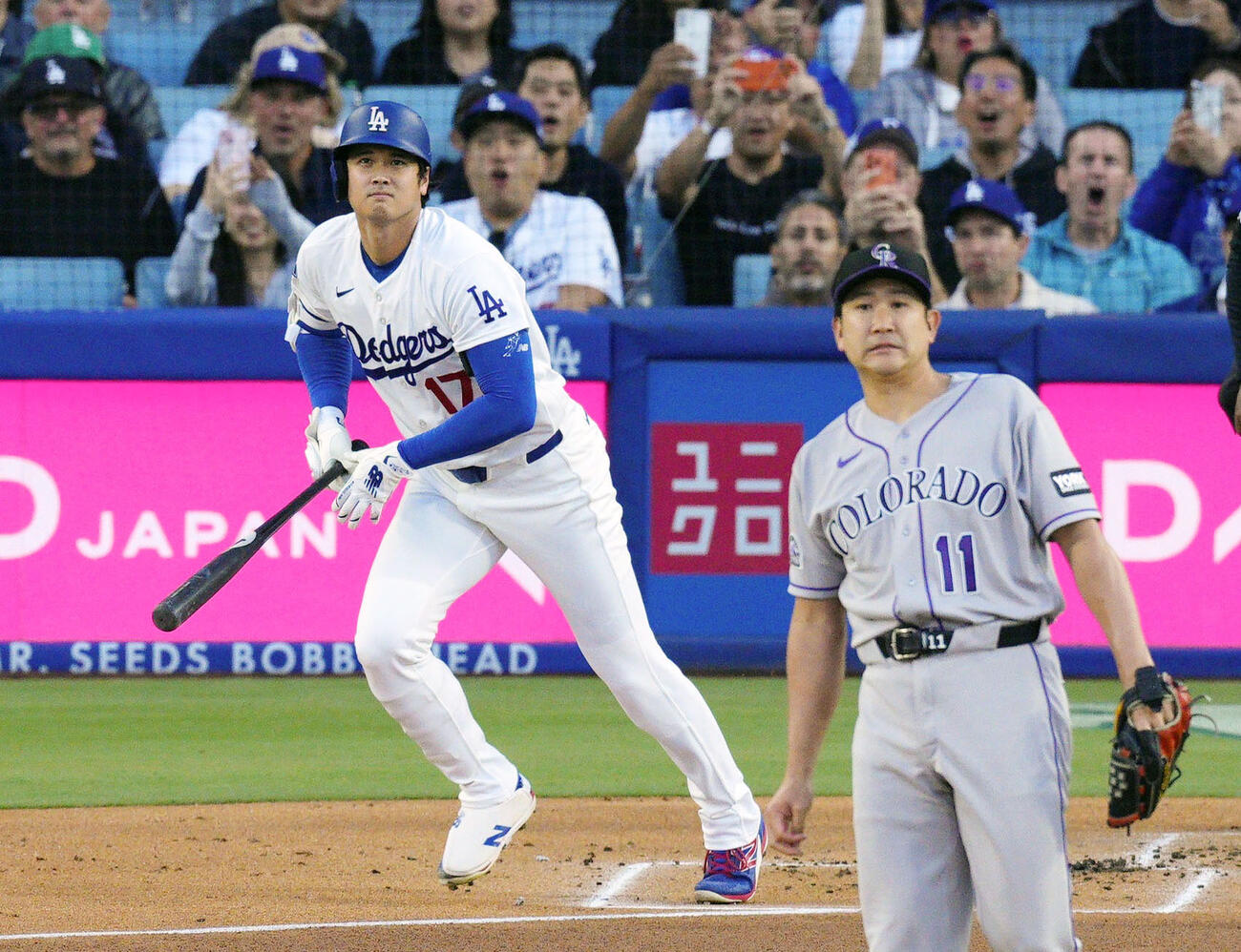 ロッキーズ戦の1回、菅野（手前）から、9号となる先頭打者本塁打を放ったドジャース・大谷＝ロサンゼルス（共同）