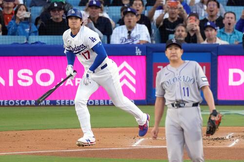 1回、菅野から9号を放つドジャース大谷(AP)