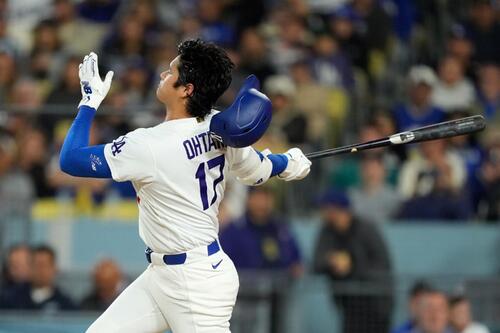 5回、空振りしてヘルメットを飛ばすドジャース大谷(AP)