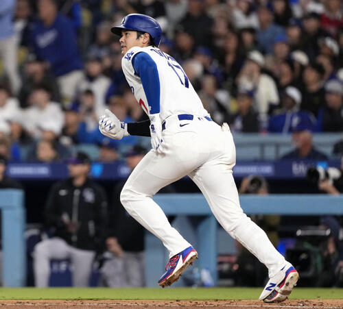 ロッキーズ戦の7回、左飛に倒れたドジャース・大谷=ロサンゼルス(共同)