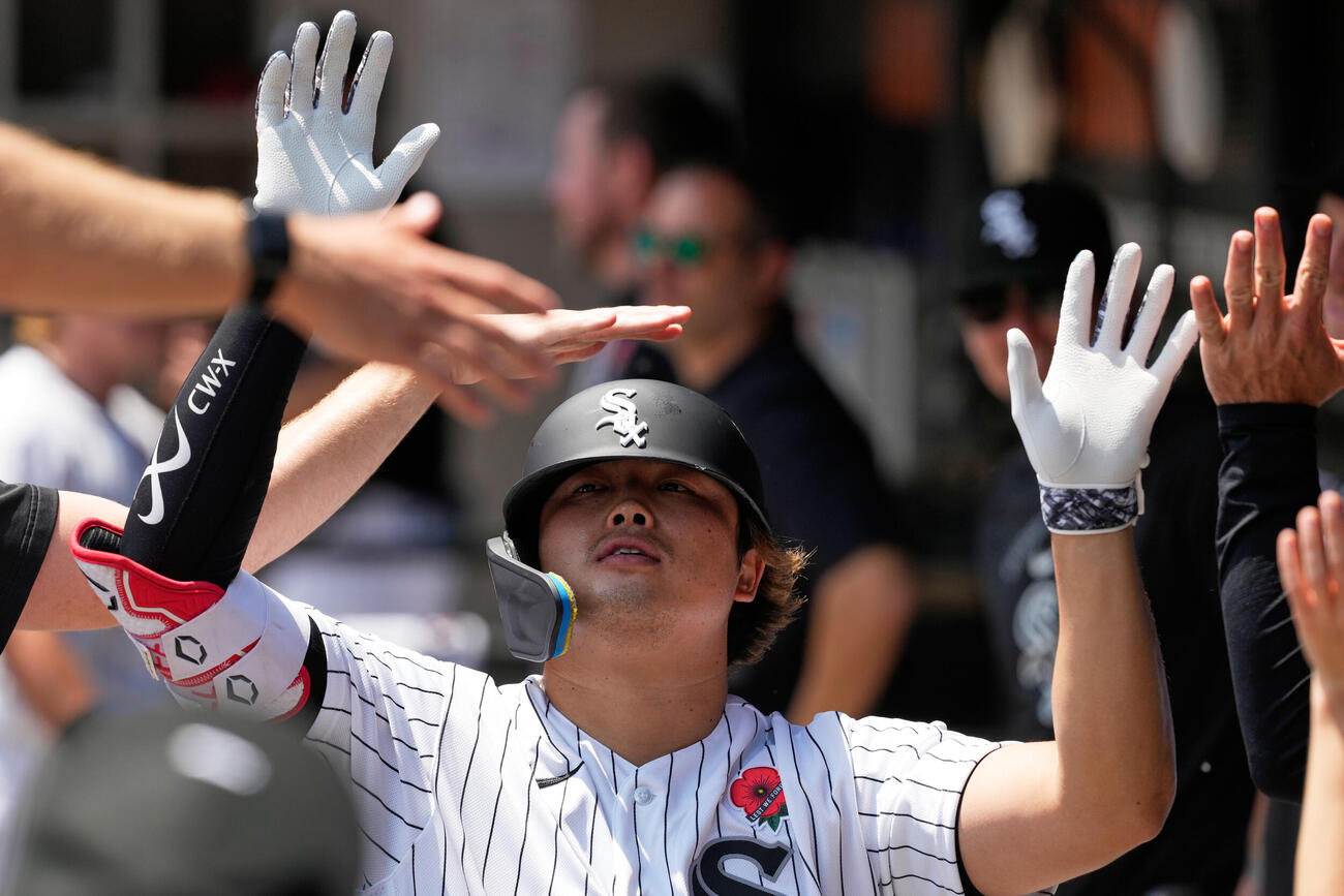 1回、18号同点ソロを放ち祝福されるホワイトソックス村上（AP）