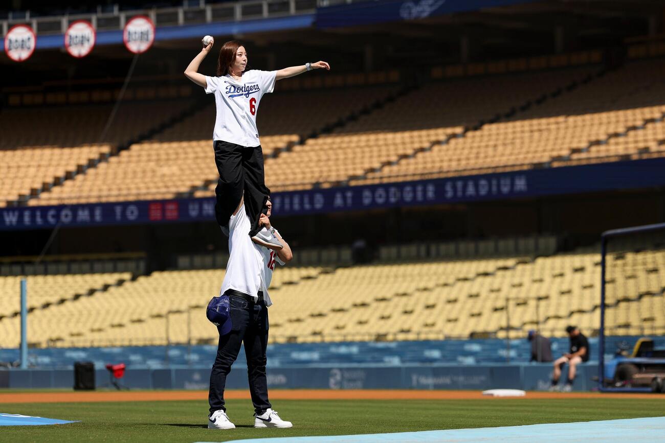 ドジャースタジアムを訪れた木原龍一さんと三浦璃来さんはリフトを披露した（AP）