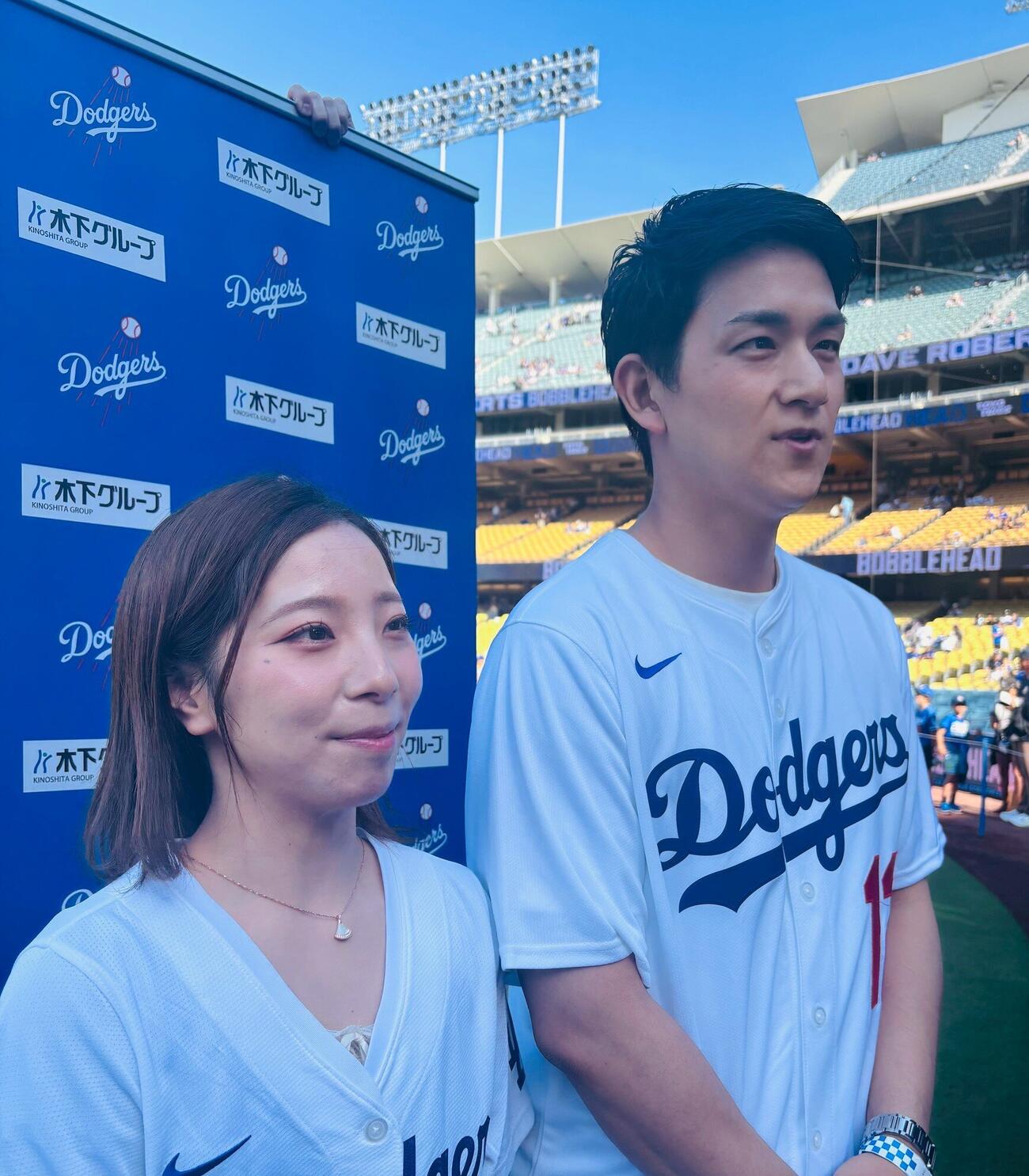 始球式前に取材に応じた三浦璃来さん（左）、木原龍一さん組