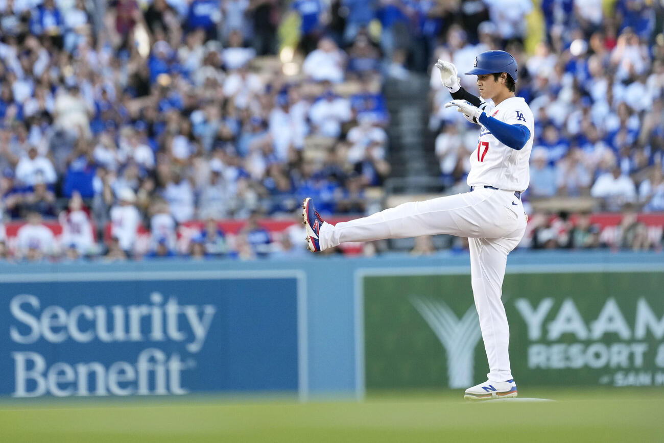 ロッキーズ戦の1回、二塁打を放ち、ポーズをとるドジャース・大谷＝ロサンゼルス（共同）