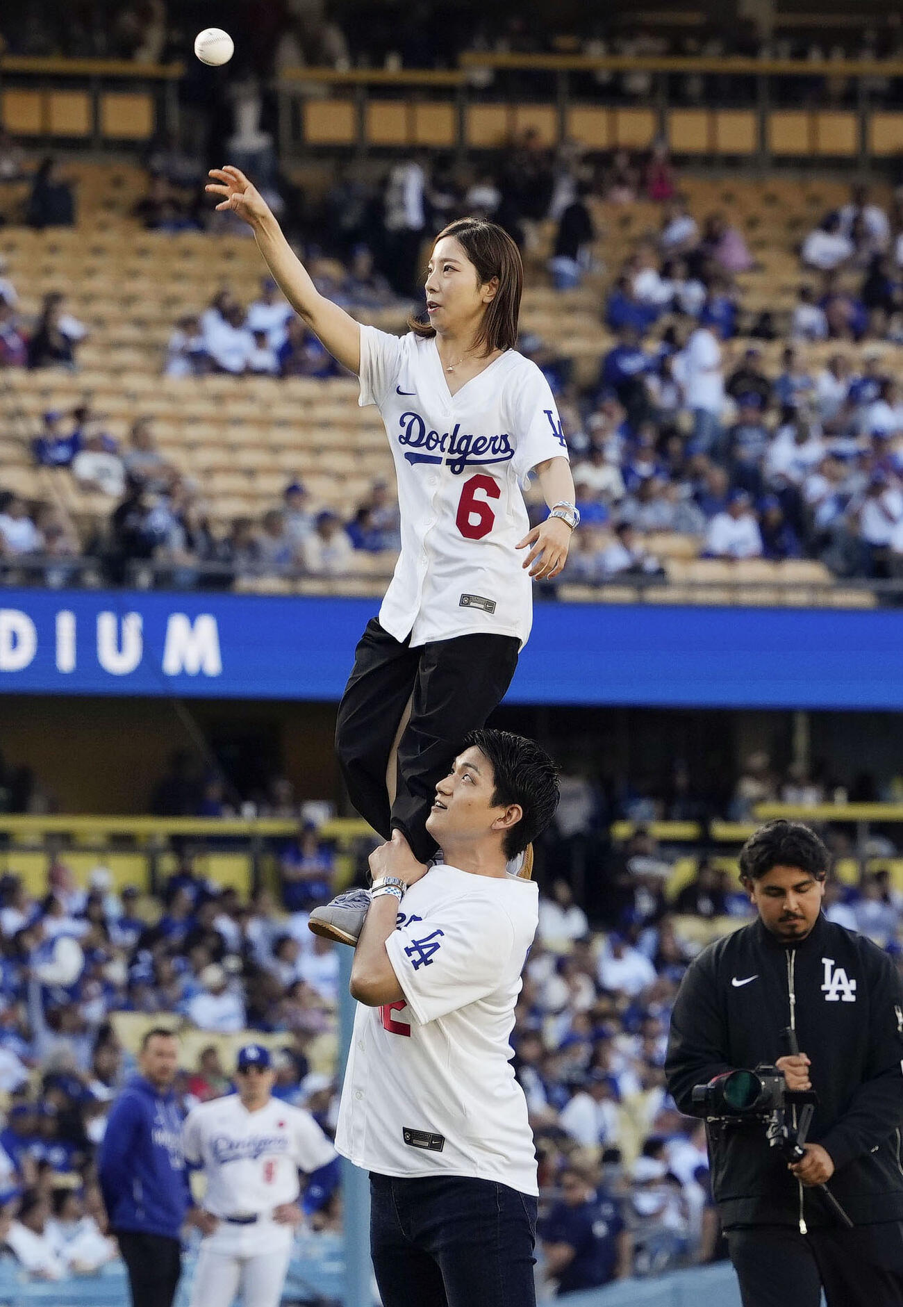 米大リーグ、ドジャース－ロッキーズ戦で始球式を務めるフィギュアスケート・ペアの三浦璃来さん（上）と木原龍一さん＝ロサンゼルス（共同）