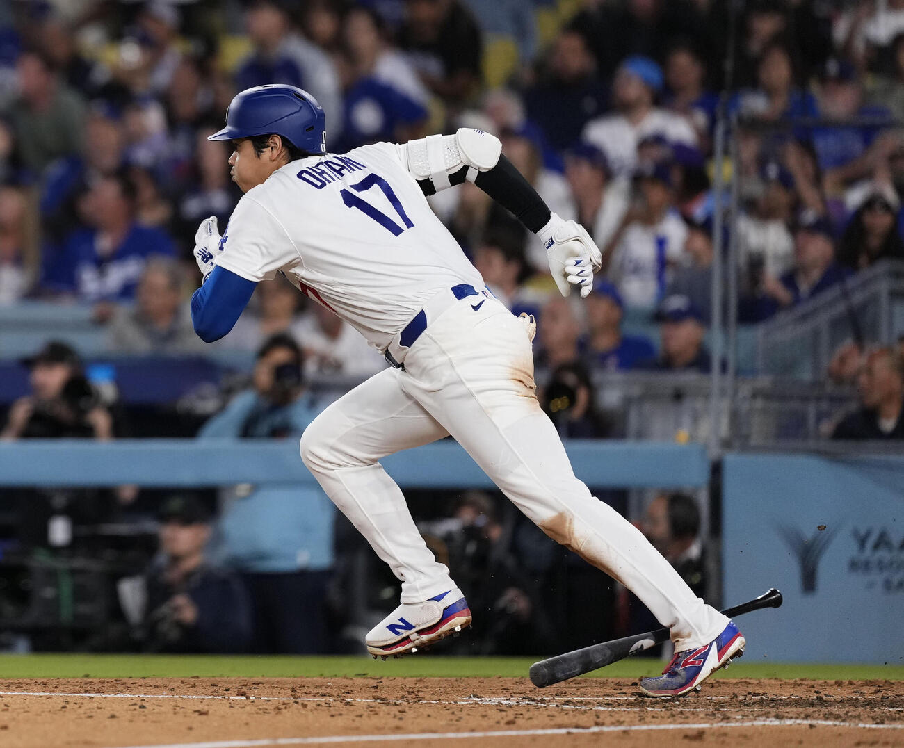 ロッキーズ戦の7回、無死満塁で二ゴロだったドジャース・大谷。三走が生還して打点を挙げる＝ロサンゼルス（共同）