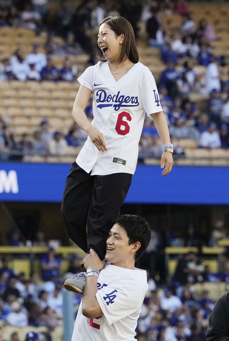 米大リーグ、ドジャース－ロッキーズ戦で始球式を務めたフィギュアスケート・ペアの三浦璃来さん（上）と木原龍一さん＝ロサンゼルス（共同）