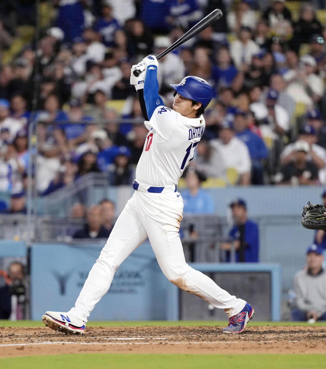 ロッキーズ戦の7回、無死満塁で二ゴロだったドジャース・大谷。三走が生還して打点を挙げる＝ロサンゼルス（共同）