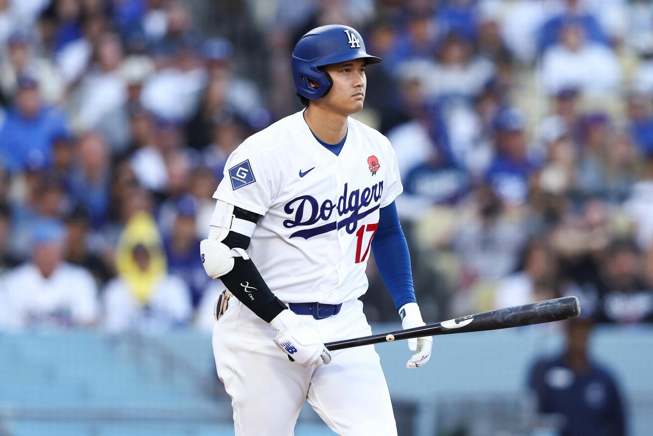 四球で出塁するドジャース大谷翔平（AP）