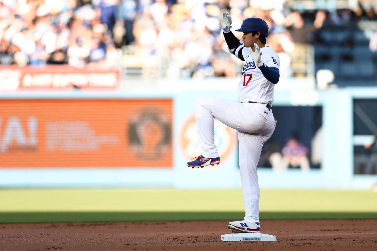 二塁打を放ちポーズを決めるドジャース大谷翔平（AP）