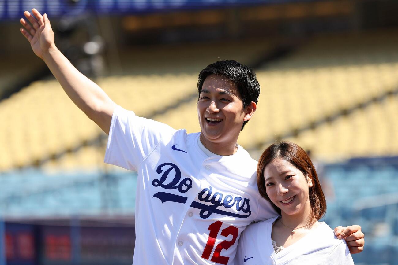 ドジャースーロッキーズ戦の始球式のためドジャースタジアムを訪れた木原龍一さんと三浦璃来さん（AP）