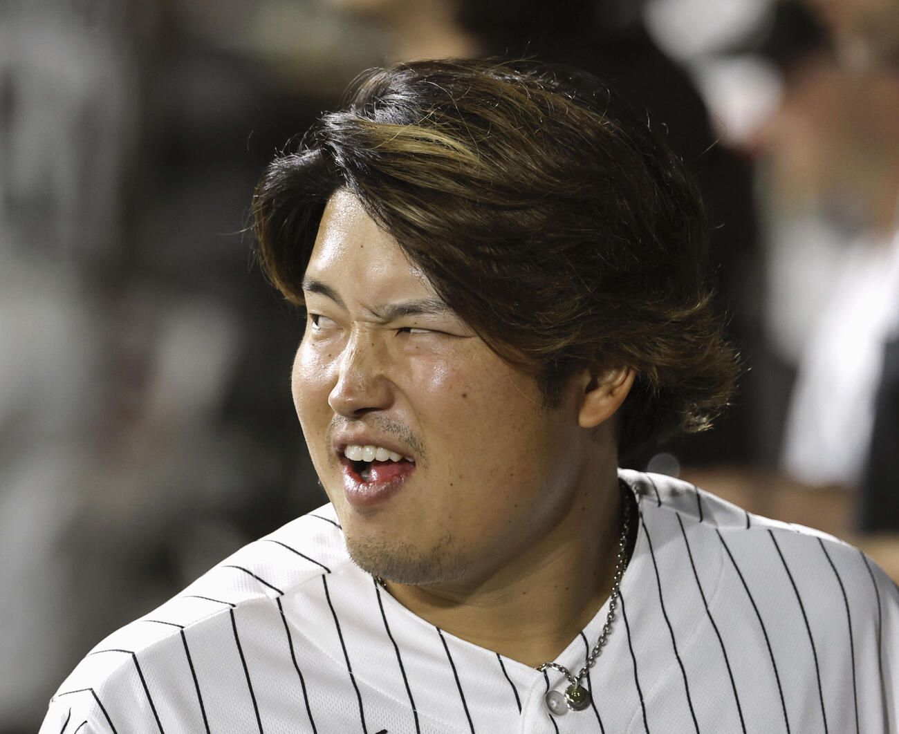 ツインズ戦の8回、19号2ランを放ち、ベンチで喜ぶホワイトソックス・村上＝シカゴ（共同）