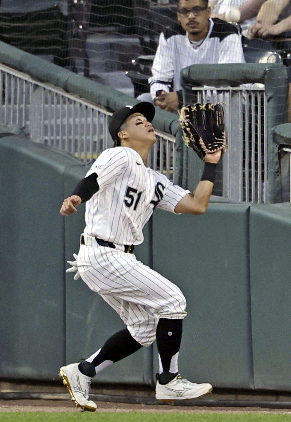 ツインズ戦の5回、バクストンの邪飛を捕球するホワイトソックスの右翼手西田＝シカゴ（共同）