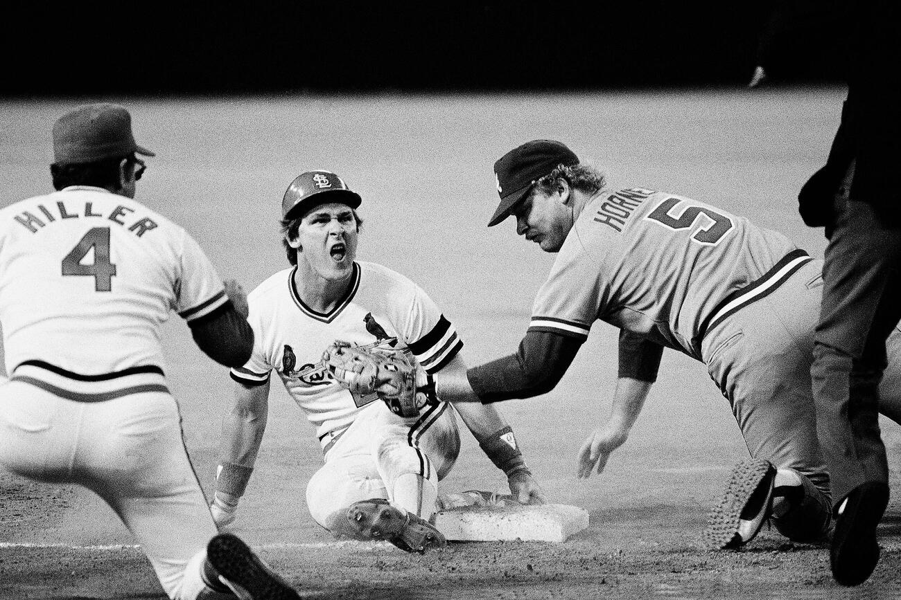 1982年10月、ナリーグ・プレーオフ第1戦　ブレーブスのボブ・ホーナー（右）（AP）