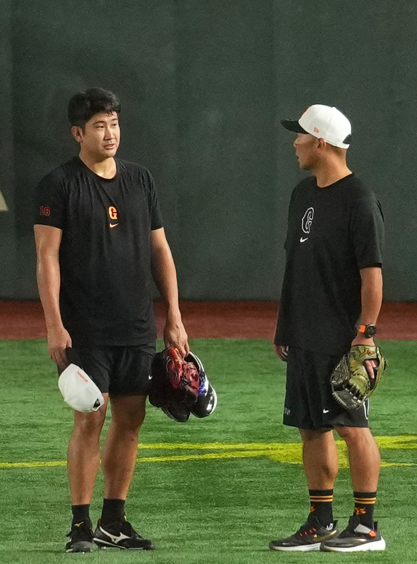 巨人菅野智之（左）と言葉を交わす阿部慎之助監督（2024年9月撮影）