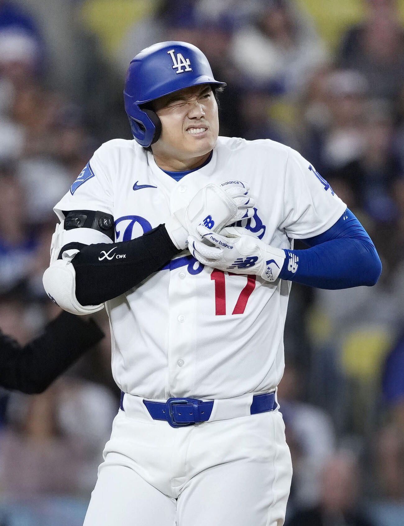 ロッキーズ戦の4回、死球を受け痛がるドジャース・大谷＝ロサンゼルス（共同）