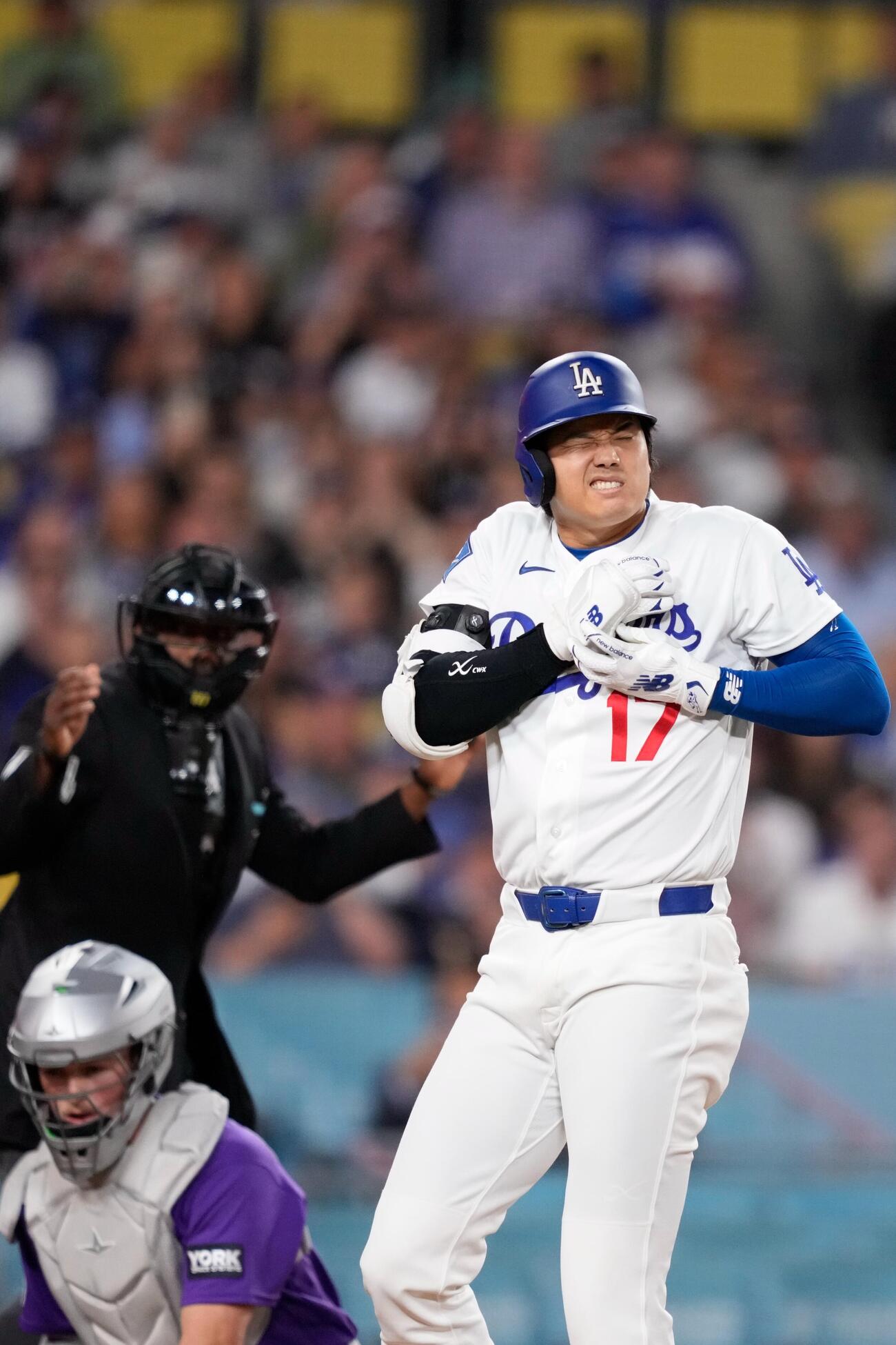 4回、右手に死球を受けたドジャース大谷(AP)