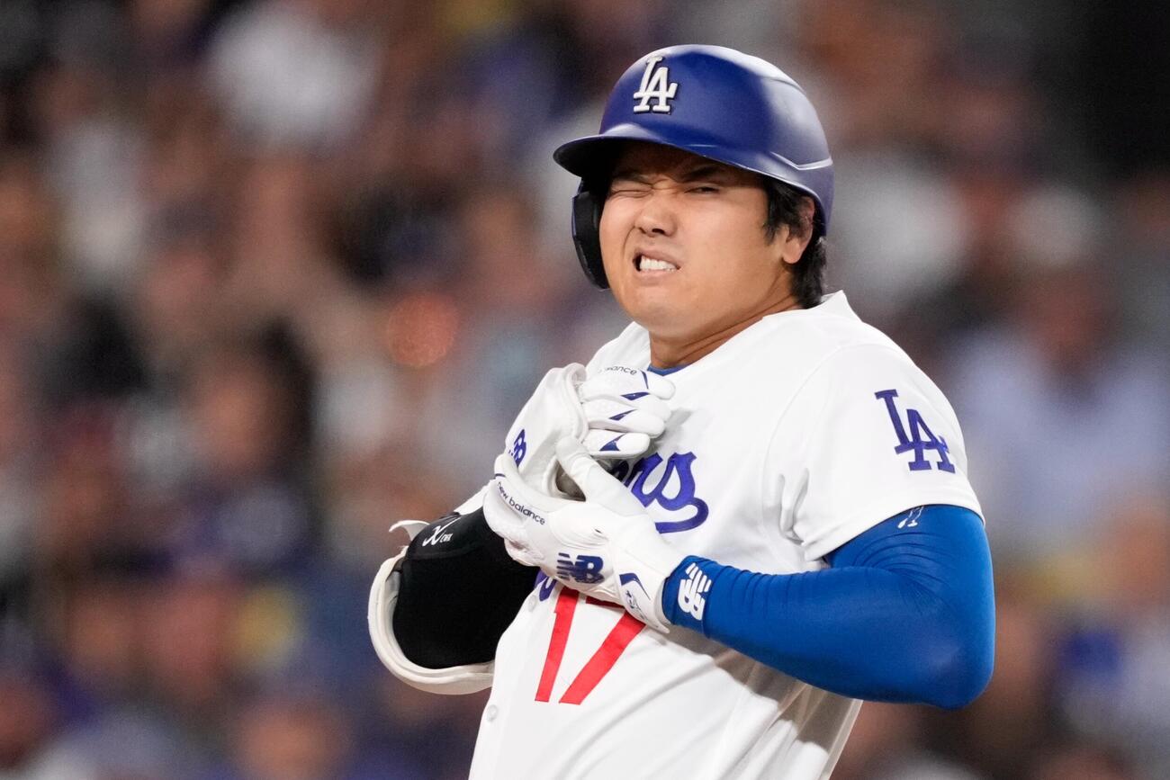 4回、右手に死球を受けたドジャース大谷(AP)