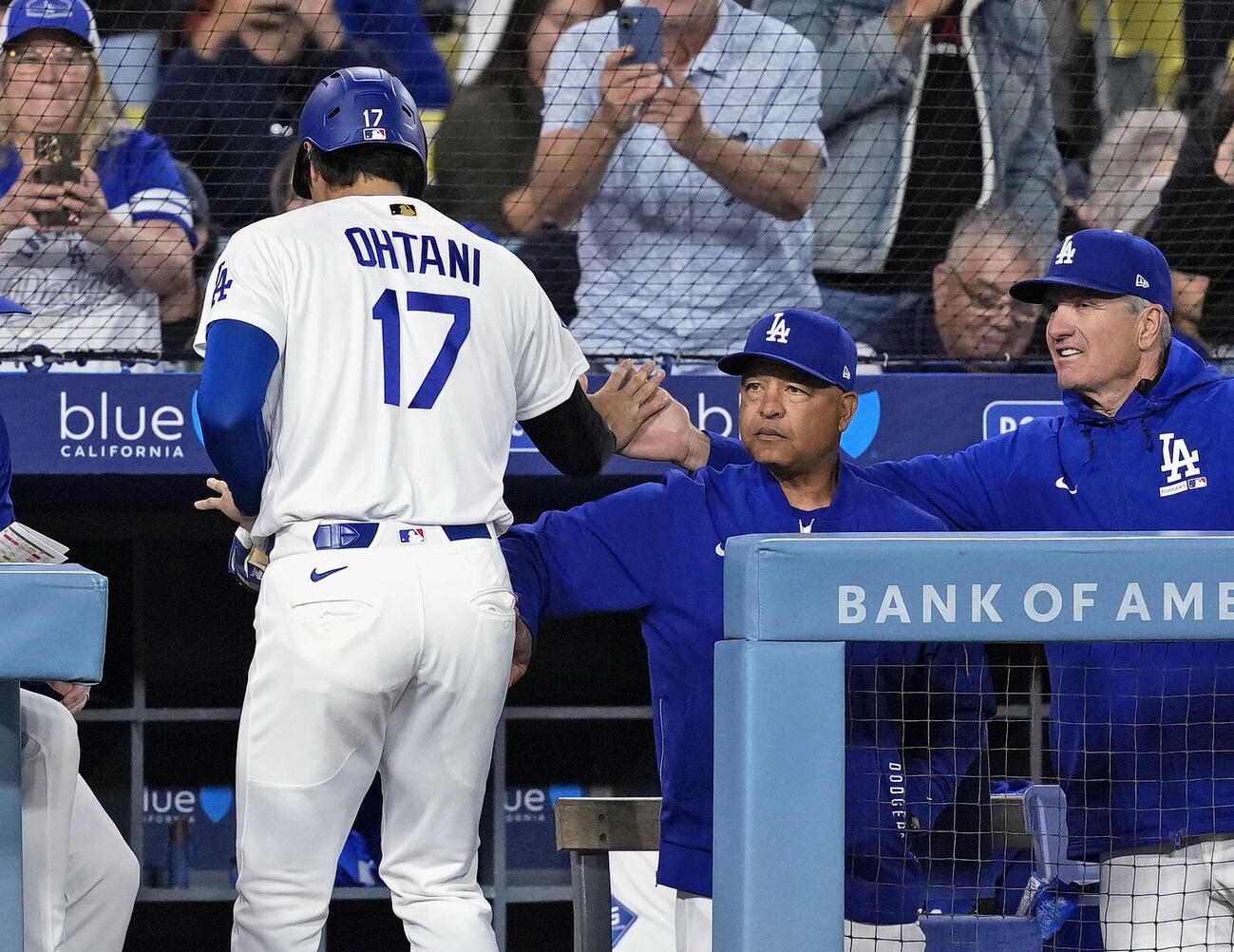 ロッキーズ戦の4回、後続の二塁打で生還したドジャースの二走大谷を迎えるロバーツ監督（右から2人目）ら（共同）