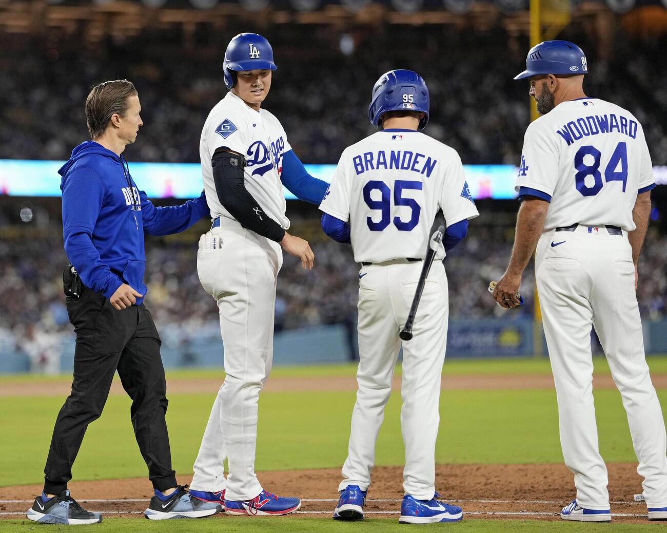 ロッキーズ戦の4回、死球を受け一塁へ向かうドジャース・大谷（左から2人目）＝ロサンゼルス（共同）