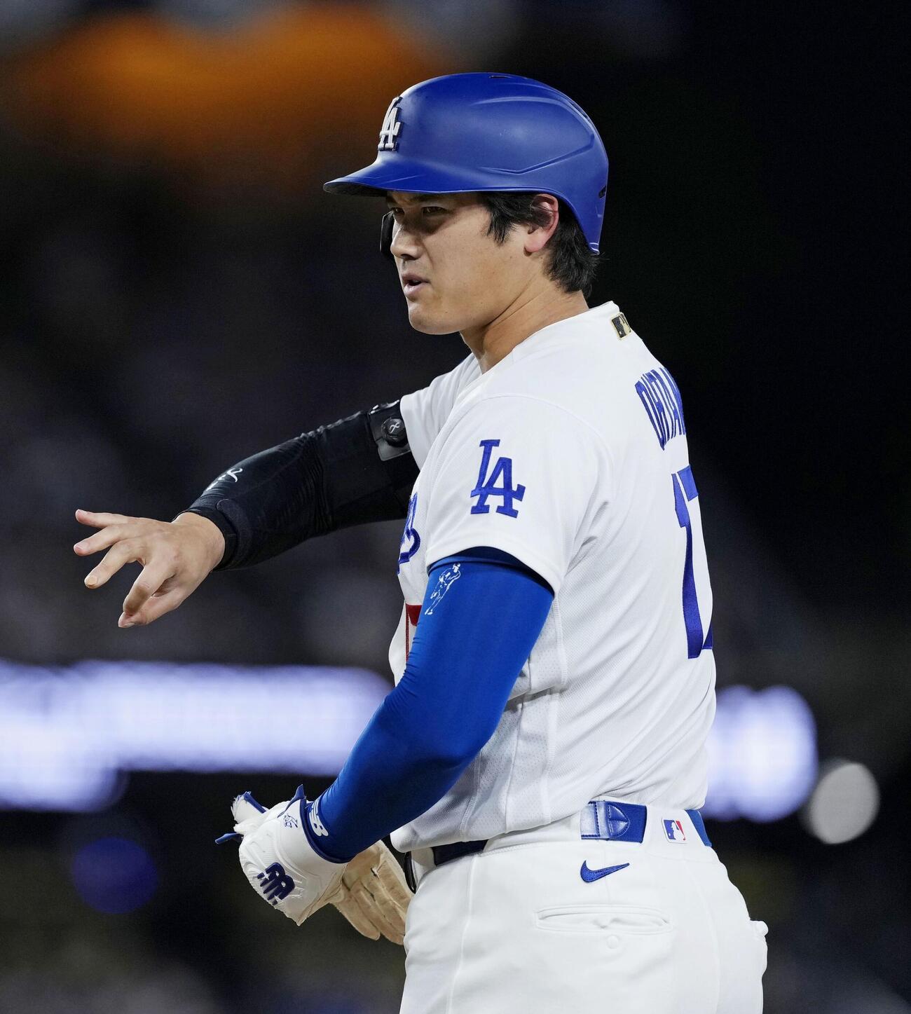 ロッキーズ戦の4回、死球で出塁したドジャース大谷（共同）