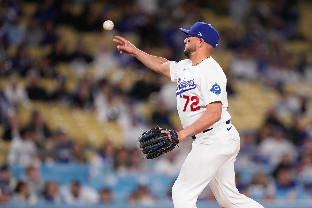 ロッキーズ戦の9回に力投するドジャース・ロハス（AP）