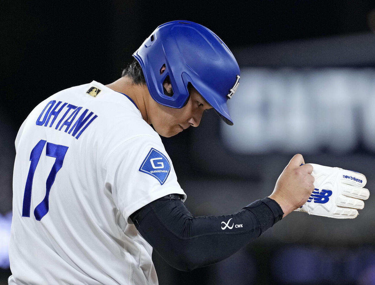ロッキーズ戦の4回、死球で出塁したドジャース・大谷＝ロサンゼルス（共同）