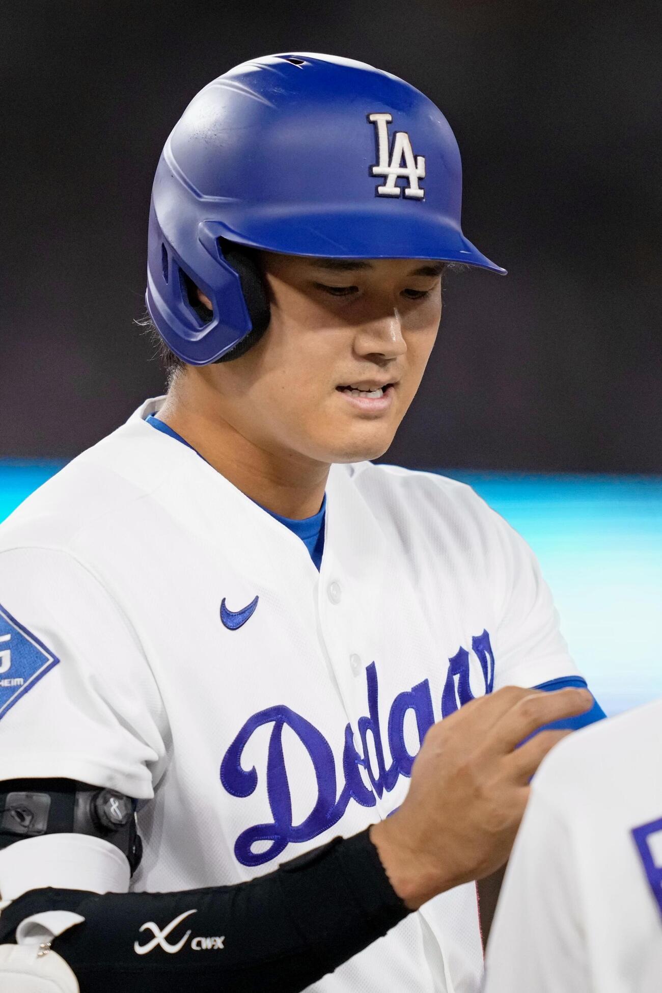 ロッキーズ戦の4回、死球を受けたドジャース大谷（AP＝共同）