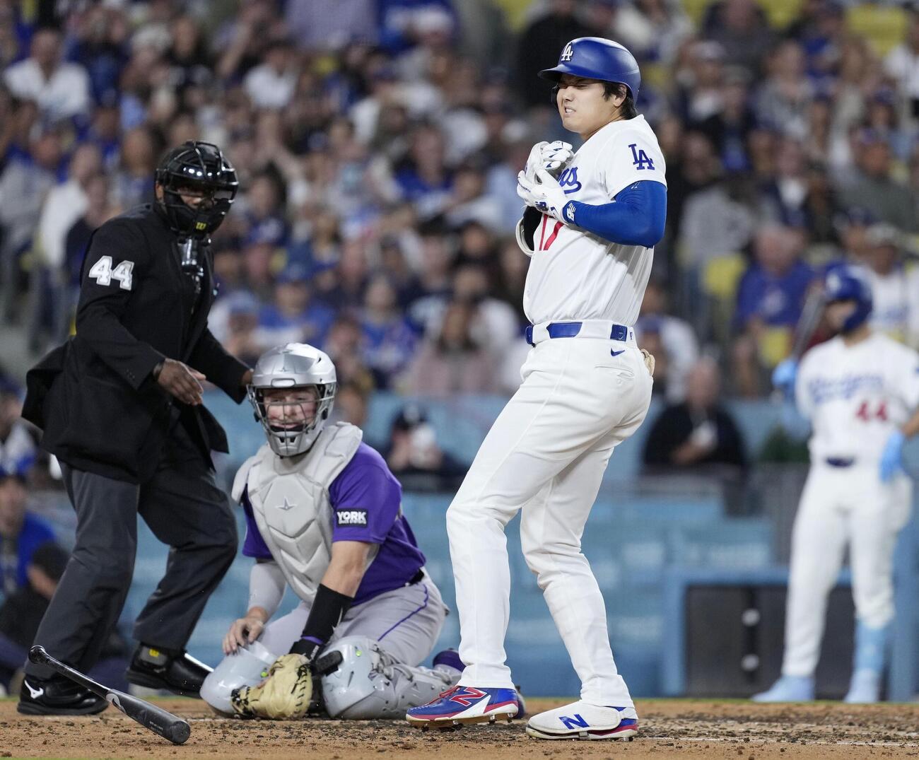 ロッキーズ戦の4回、死球を受けるドジャース・大谷＝ロサンゼルス（共同）