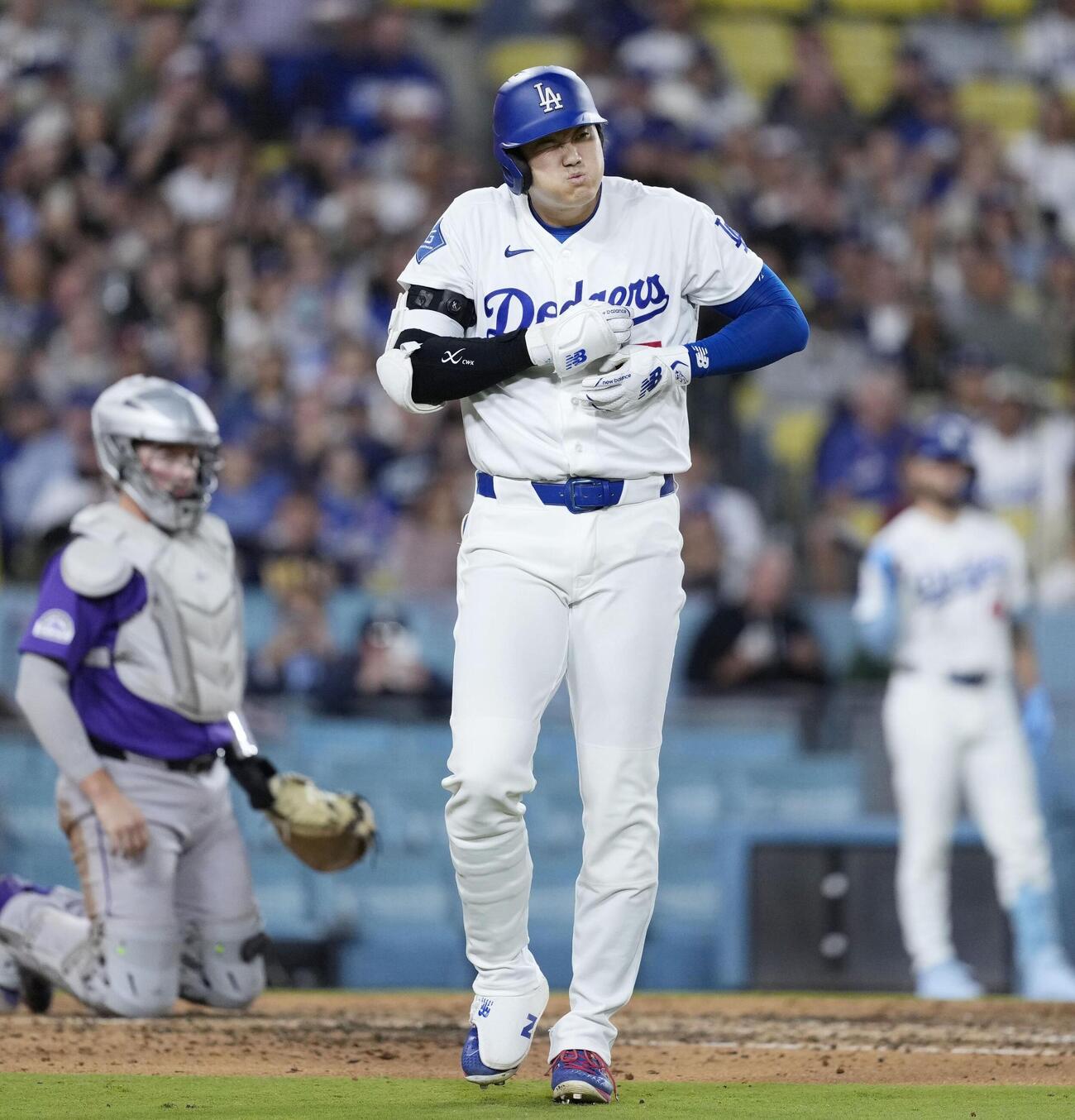 ロッキーズ戦の4回、死球を受け痛がるドジャース・大谷＝ロサンゼルス（共同）