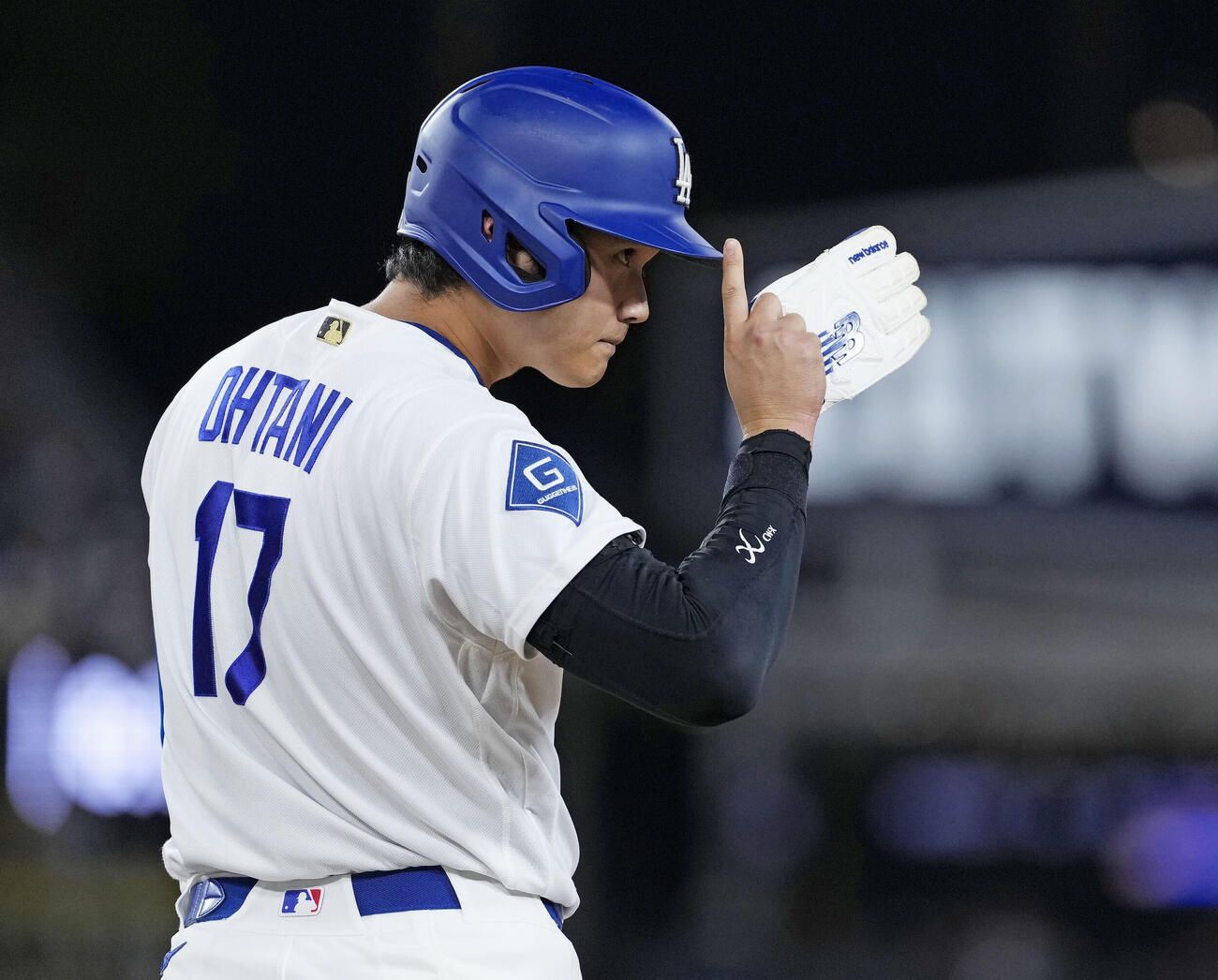 ロッキーズ戦の4回、死球で出塁したドジャース・大谷＝ロサンゼルス（共同）