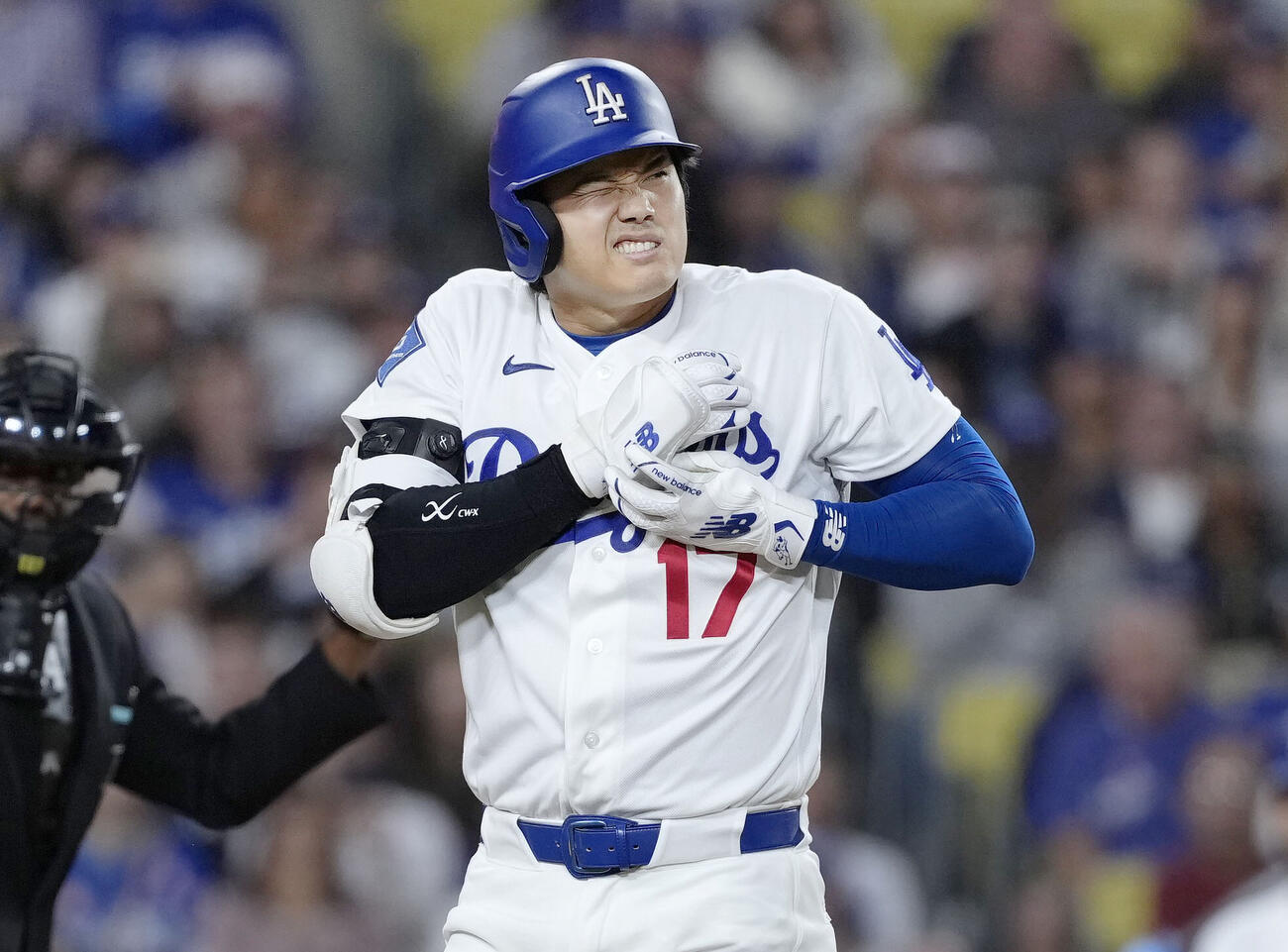 ロッキーズ戦の4回、死球を受け痛がるドジャース大谷（共同）