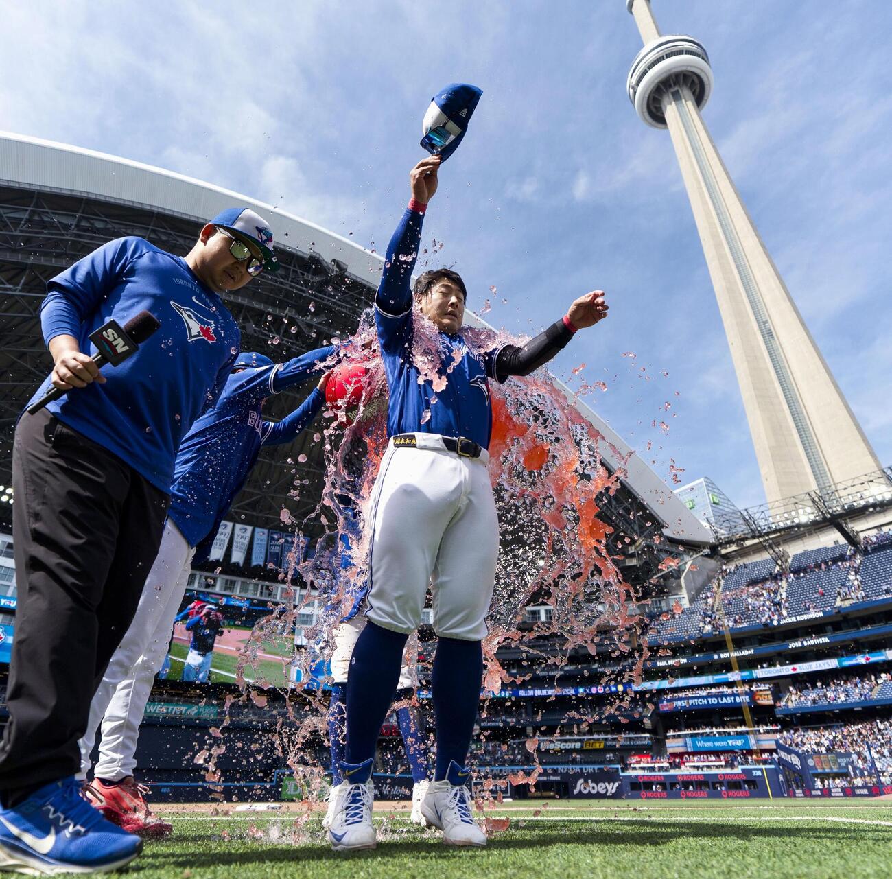 マーリンズに勝利し、試合後に手荒い祝福を受けるブルージェイズ岡本（ゲッティ＝共同）