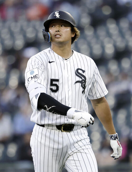 ツインズ戦の2回、遊飛に倒れたホワイトソックス・村上=シカゴ(共同)